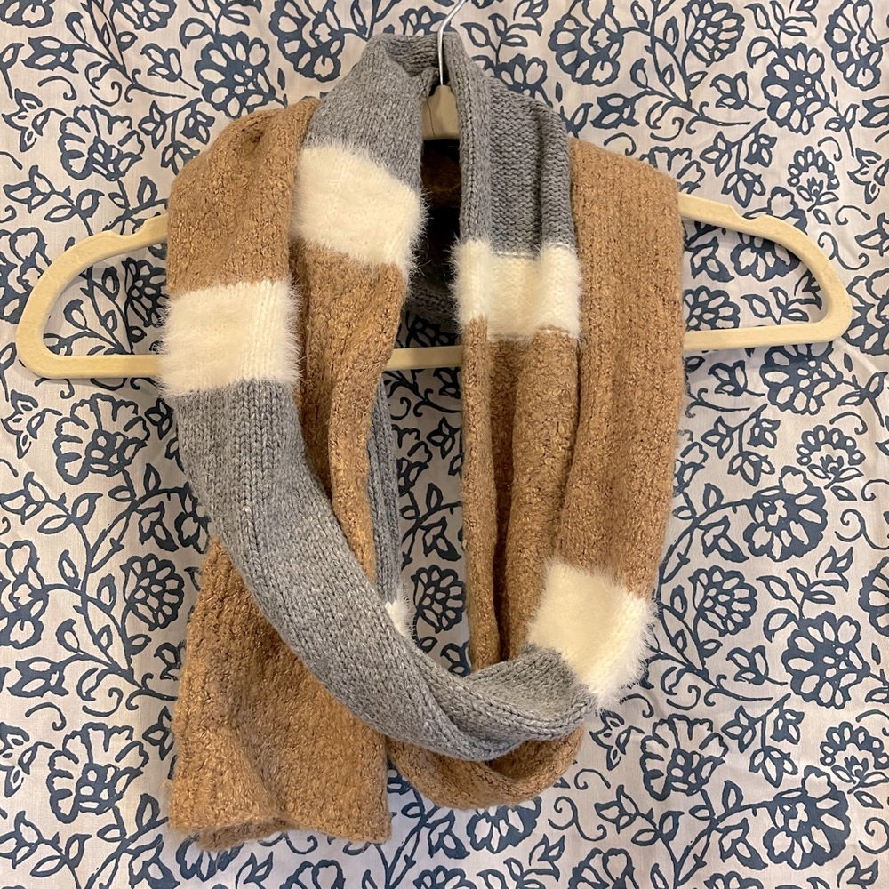 Universal Thread scarf
